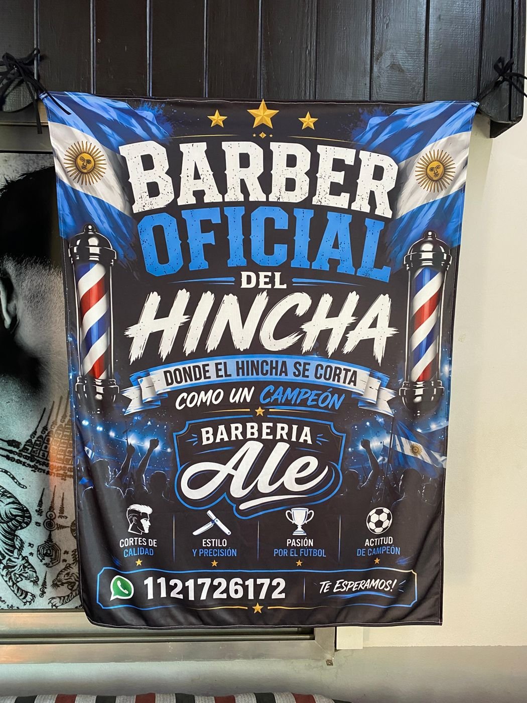 Bandera sublimada para una barbería, con servicios y contacto