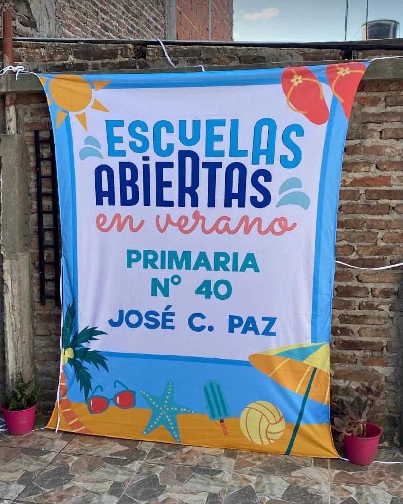 Bandera sublimada "Escuelas abiertas" para una escuela primaria de José C. Paz