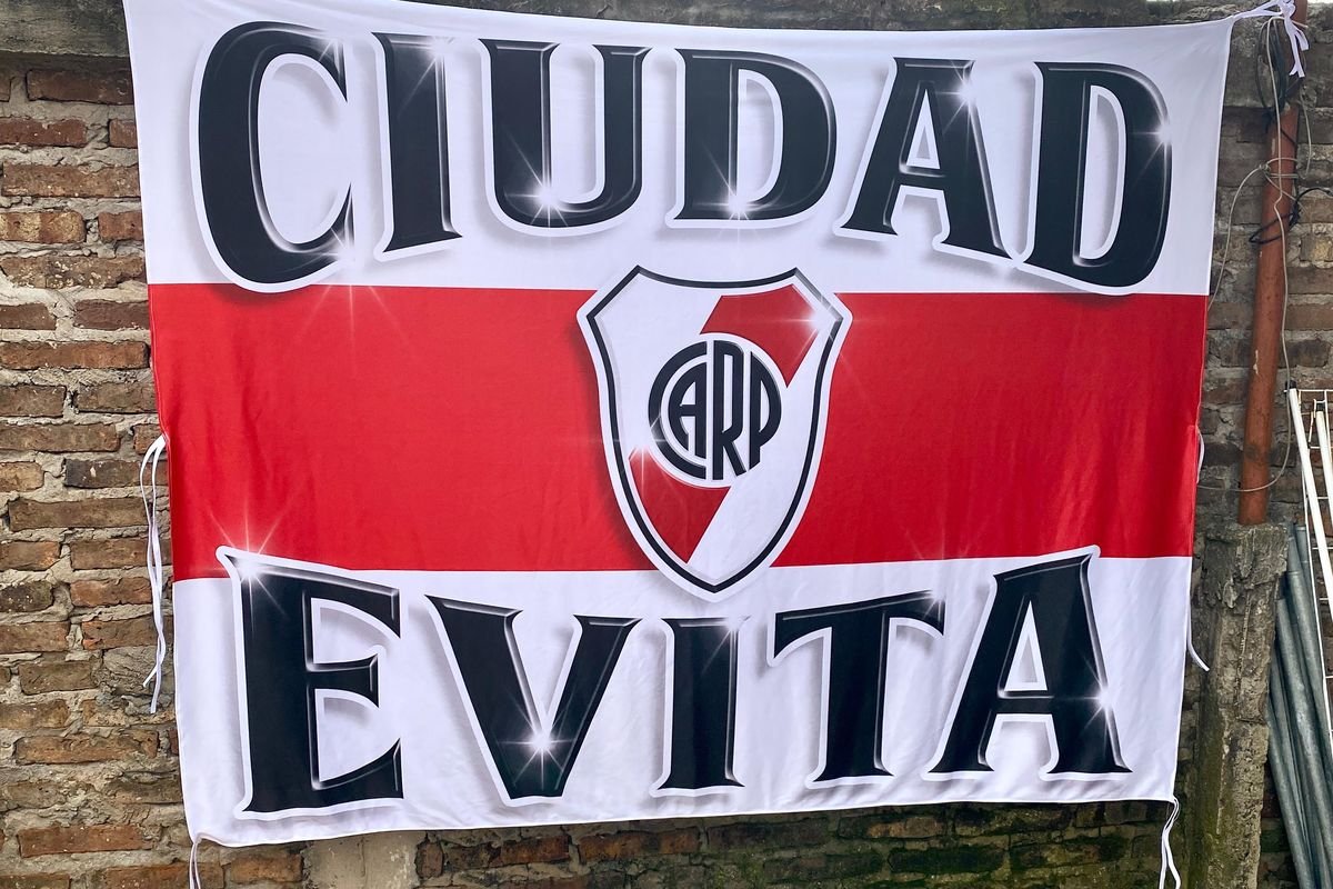 Trapo sublimado rojo y blanco "Ciudad Evita" con escudo